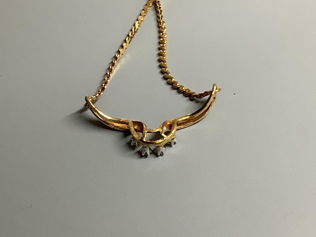A 9ct gold pendant necklace set three small diamonds, 5g